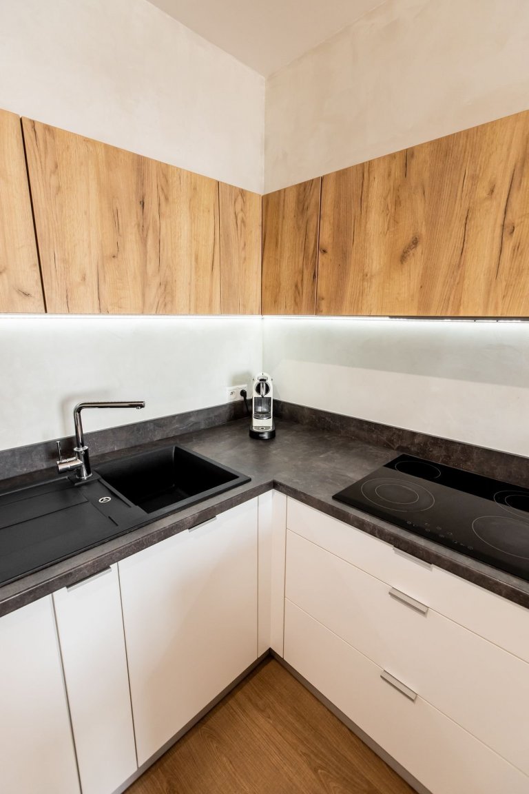 Použité materiály

Horné skrinky: Dub zlatý
Dolné skrinky: Biely perleťový mat
Vysoké skrinky: Biely perleťoý mat
Pracovná doska: Ateliér tmavý
Zástena:…