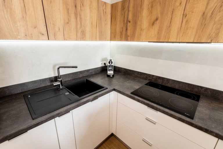 Použité materiály

Horné skrinky: Dub zlatý
Dolné skrinky: Biely perleťový mat
Vysoké skrinky: Biely perleťoý mat
Pracovná doska: Ateliér tmavý
Zástena:…