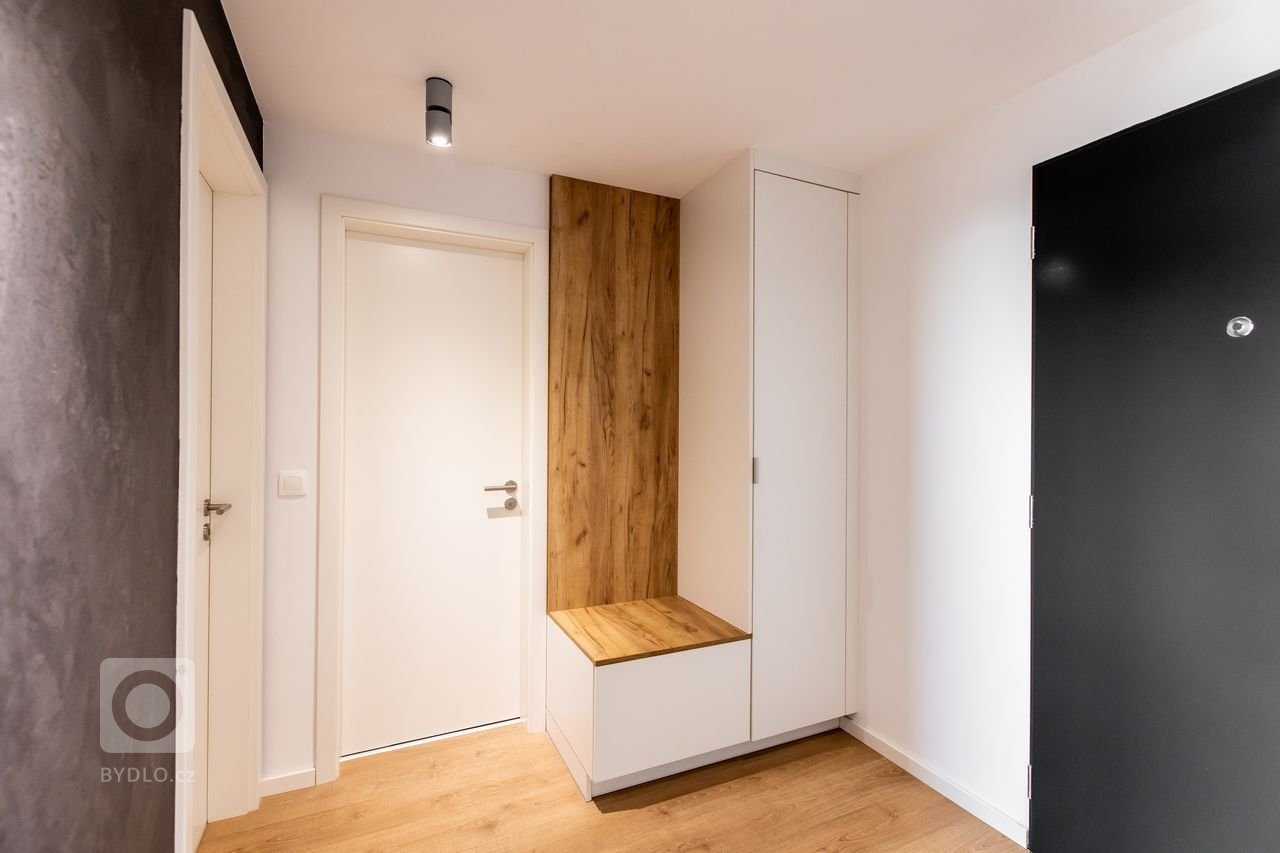 Použité materiály

Horné skrinky: Dub zlatý
Dolné skrinky: Biely perleťový mat
Vysoké skrinky: Biely perleťoý mat
Pracovná doska: Ateliér tmavý
Zástena:…