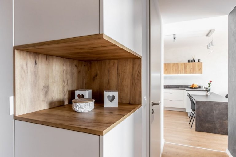 Použité materiály

Horné skrinky: Dub zlatý
Dolné skrinky: Biely perleťový mat
Vysoké skrinky: Biely perleťoý mat
Pracovná doska: Ateliér tmavý
Zástena:…