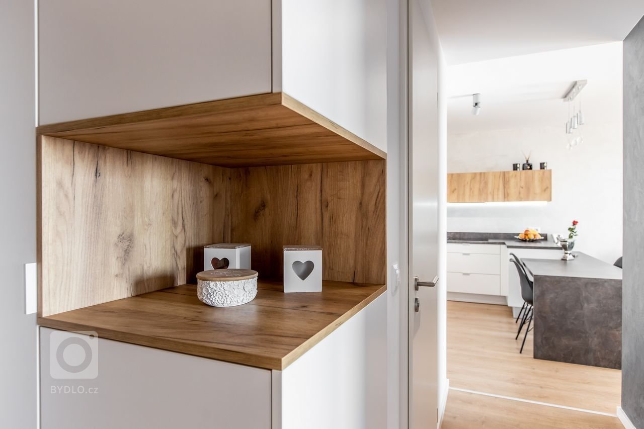 Použité materiály

Horné skrinky: Dub zlatý
Dolné skrinky: Biely perleťový mat
Vysoké skrinky: Biely perleťoý mat
Pracovná doska: Ateliér tmavý
Zástena:…