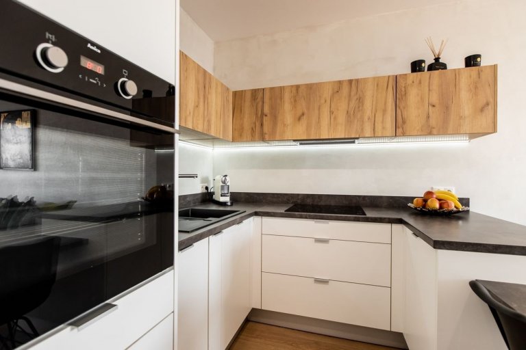 Použité materiály

Horné skrinky: Dub zlatý
Dolné skrinky: Biely perleťový mat
Vysoké skrinky: Biely perleťoý mat
Pracovná doska: Ateliér tmavý
Zástena:…