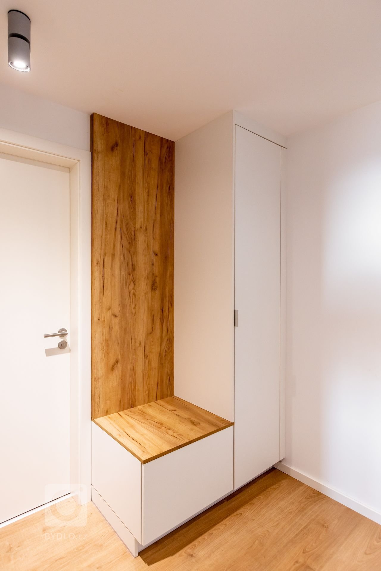 Použité materiály

Horné skrinky: Dub zlatý
Dolné skrinky: Biely perleťový mat
Vysoké skrinky: Biely perleťoý mat
Pracovná doska: Ateliér tmavý
Zástena:…