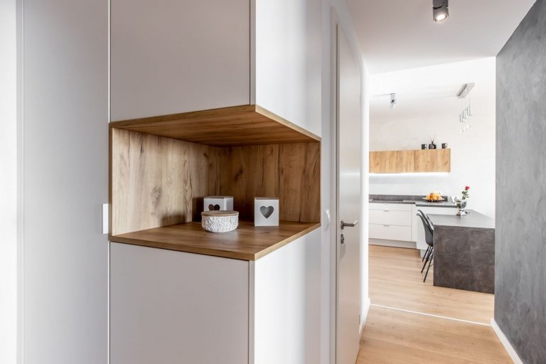 Použité materiály

Horné skrinky: Dub zlatý
Dolné skrinky: Biely perleťový mat
Vysoké skrinky: Biely perleťoý mat
Pracovná doska: Ateliér tmavý
Zástena:…