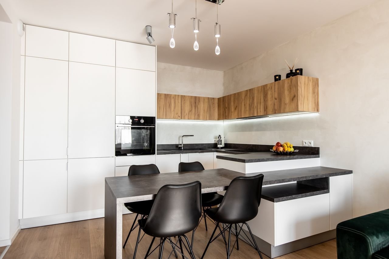 Použité materiály

Horné skrinky: Dub zlatý
Dolné skrinky: Biely perleťový mat
Vysoké skrinky: Biely perleťoý mat
Pracovná doska: Ateliér tmavý
Zástena:…