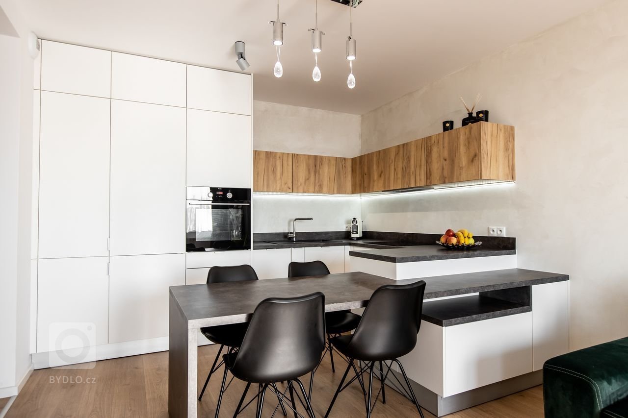 Použité materiály

Horné skrinky: Dub zlatý
Dolné skrinky: Biely perleťový mat
Vysoké skrinky: Biely perleťoý mat
Pracovná doska: Ateliér tmavý
Zástena:…