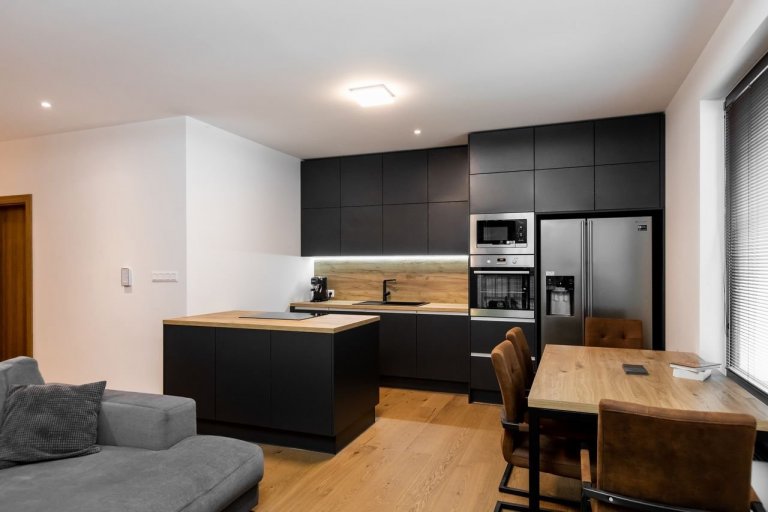 Použité materiály

Horné skrinky: Antracitový mat
Dolné skrinky: Antracitový mat
Pracovná doska: Dub zlatý
Zástena: Dub zlatý
Osvetlenie: LED teplá biela…