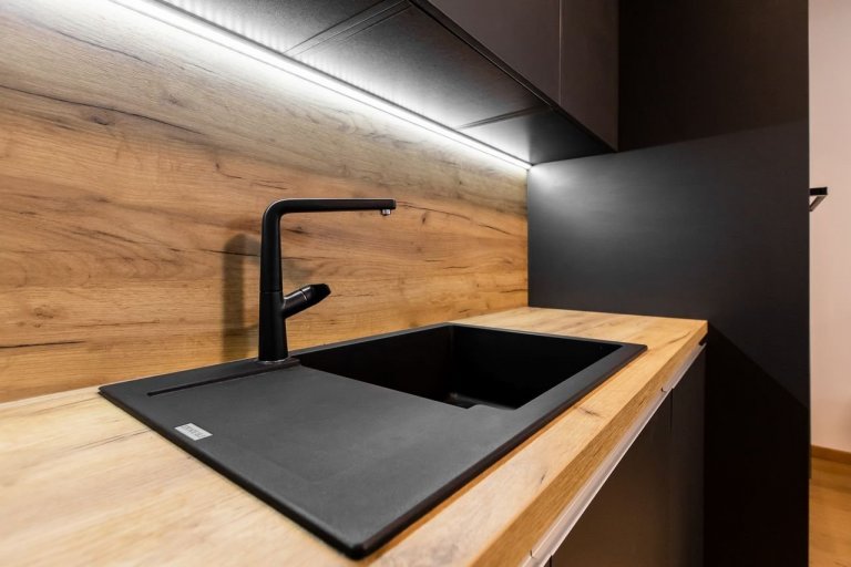 Použité materiály

Horné skrinky: Antracitový mat
Dolné skrinky: Antracitový mat
Pracovná doska: Dub zlatý
Zástena: Dub zlatý
Osvetlenie: LED teplá biela…