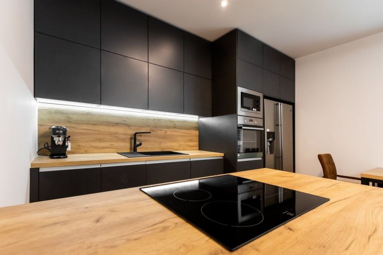 Použité materiály

Horné skrinky: Antracitový mat
Dolné skrinky: Antracitový mat
Pracovná doska: Dub zlatý
Zástena: Dub zlatý
Osvetlenie: LED teplá biela…