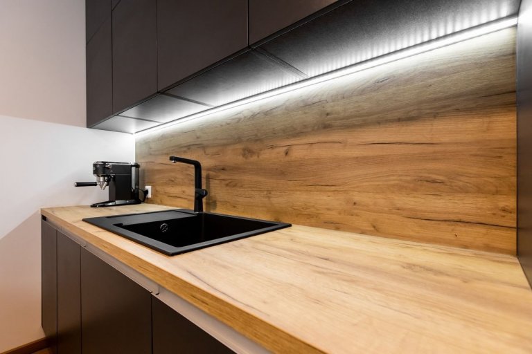 Použité materiály

Horné skrinky: Antracitový mat
Dolné skrinky: Antracitový mat
Pracovná doska: Dub zlatý
Zástena: Dub zlatý
Osvetlenie: LED teplá biela…