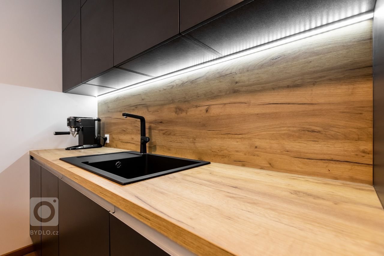 Použité materiály

Horné skrinky: Antracitový mat
Dolné skrinky: Antracitový mat
Pracovná doska: Dub zlatý
Zástena: Dub zlatý
Osvetlenie: LED teplá biela…