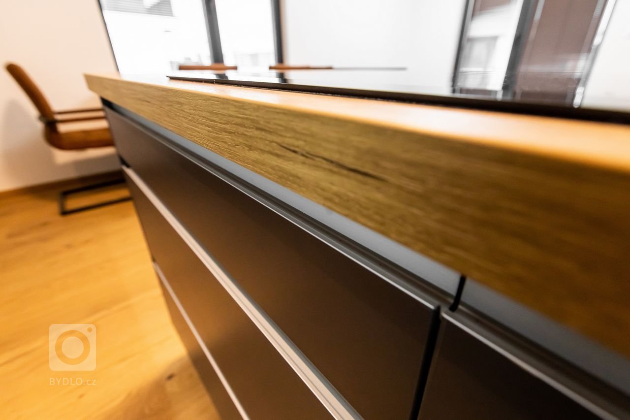 Použité materiály

Horné skrinky: Antracitový mat
Dolné skrinky: Antracitový mat
Pracovná doska: Dub zlatý
Zástena: Dub zlatý
Osvetlenie: LED teplá biela…