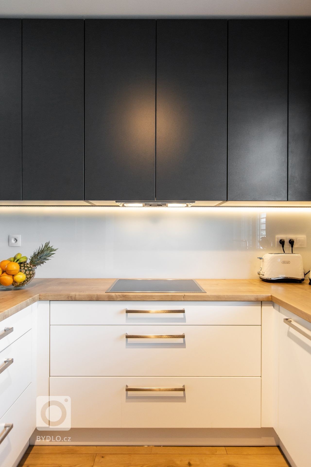 Kuchyňa a nábytok na mieru do celého interiéru - vstavané skrine do izieb, predsieňová skrinka aj&nbsp;skrinka pod TV.&nbsp; Ako býva zvykom, zachovali sme…