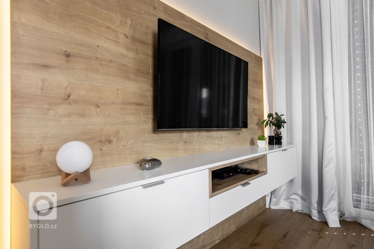 Kuchyňa a nábytok na mieru do celého interiéru - vstavané skrine do izieb, predsieňová skrinka aj&nbsp;skrinka pod TV.&nbsp; Ako býva zvykom, zachovali sme…