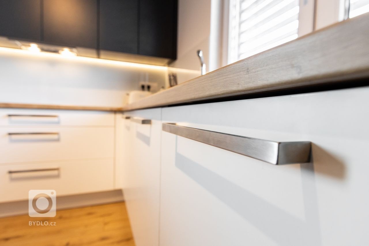 Kuchyňa a nábytok na mieru do celého interiéru - vstavané skrine do izieb, predsieňová skrinka aj&nbsp;skrinka pod TV.&nbsp; Ako býva zvykom, zachovali sme…