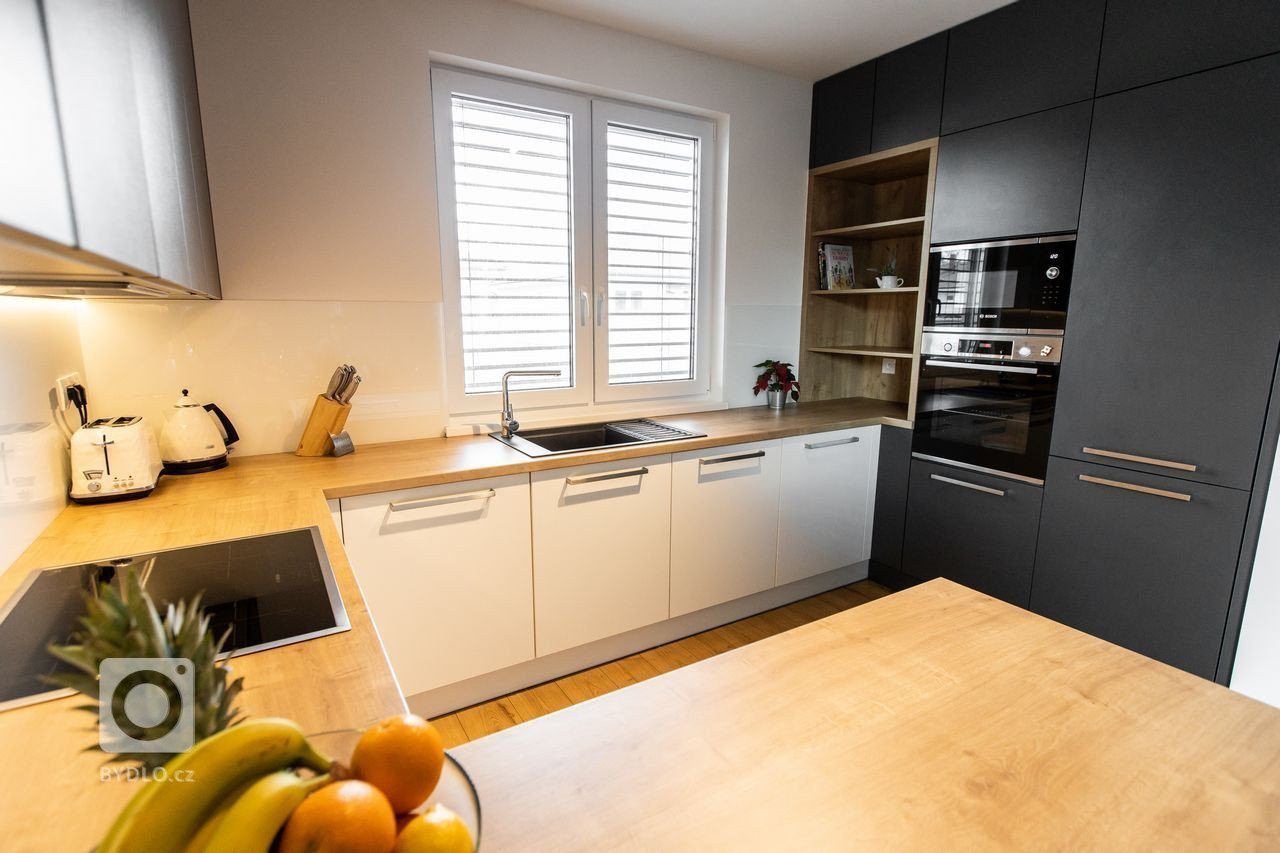 Kuchyňa a nábytok na mieru do celého interiéru - vstavané skrine do izieb, predsieňová skrinka aj&nbsp;skrinka pod TV.&nbsp; Ako býva zvykom, zachovali sme…