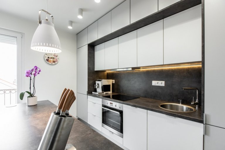 Použité materiály

Horné skrinky: Biely perleťový mat
Dolné skrinky:&nbsp;Biely perleťový mat
Vysoké skrinky: Biely perleťový mat
Pracovná doska: Ateliér…