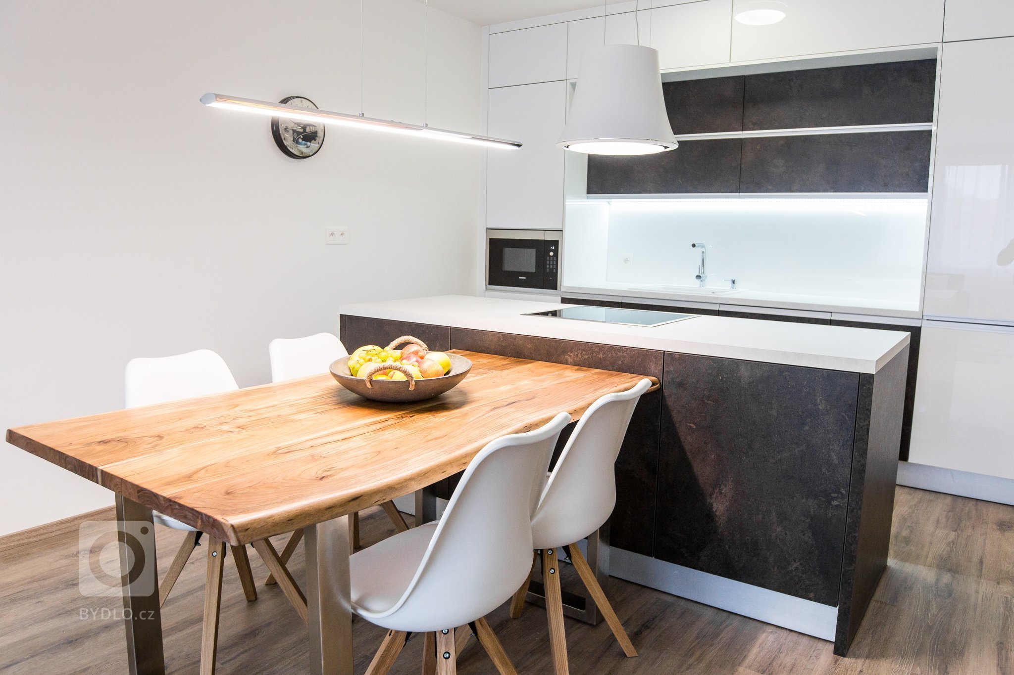 Realizácia vzorového bytu na kľúč. Od návrhu až po realizáciu. Všetky produkty ako jedálenský stôl, stoličky, svietidlá, sedačky a kreslá&nbsp;nájdete na našem…