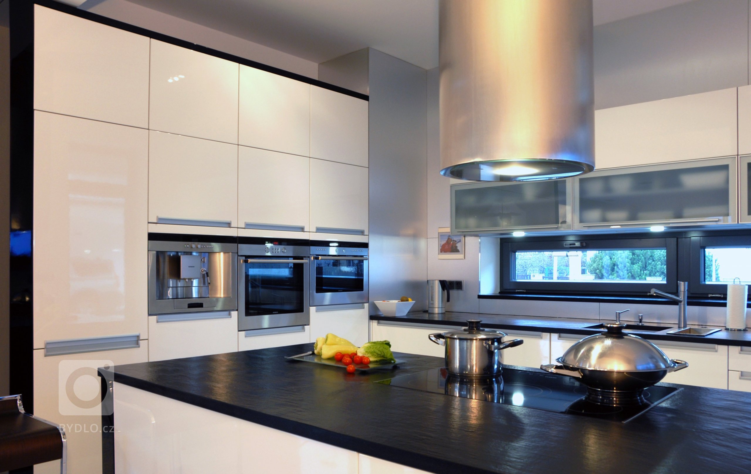 Kuchyně ve vysokém lesku