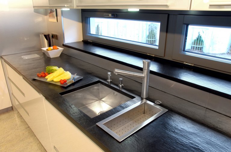 Kuchyně ve vysokém lesku