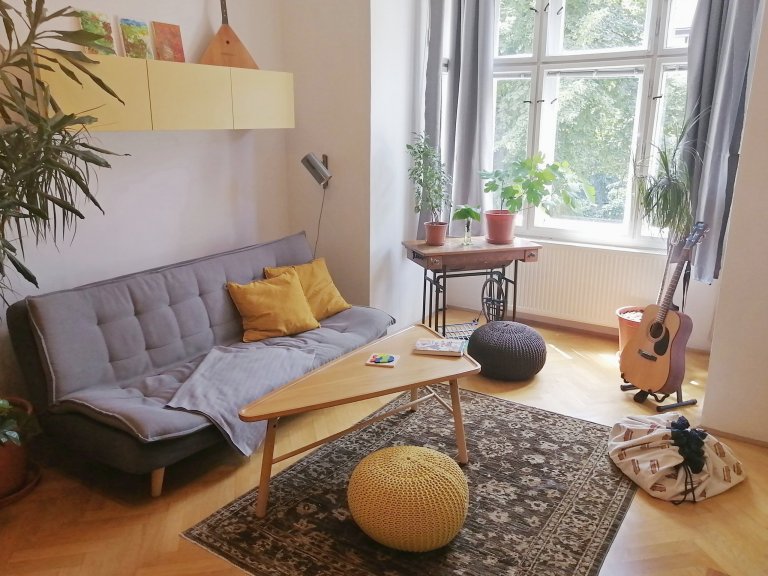 DĚTSKÝ A OBÝVACÍ POKOJ V JEDNOM
Klienti měli původně v plánu časem přenechat svoji ložnici dětem a tak vznikl projekt s návrhem budoucího umístění postele pro…