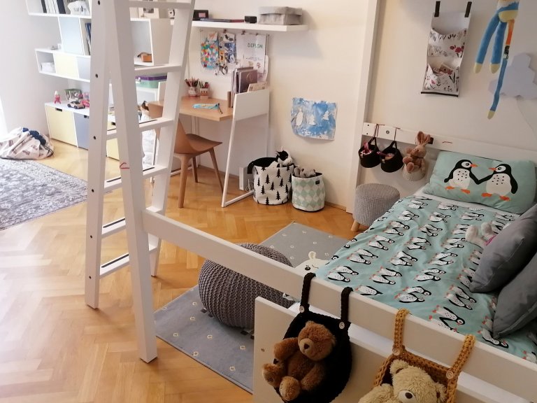 DĚTSKÝ A OBÝVACÍ POKOJ V JEDNOM
Klienti měli původně v plánu časem přenechat svoji ložnici dětem a tak vznikl projekt s návrhem budoucího umístění postele pro…
