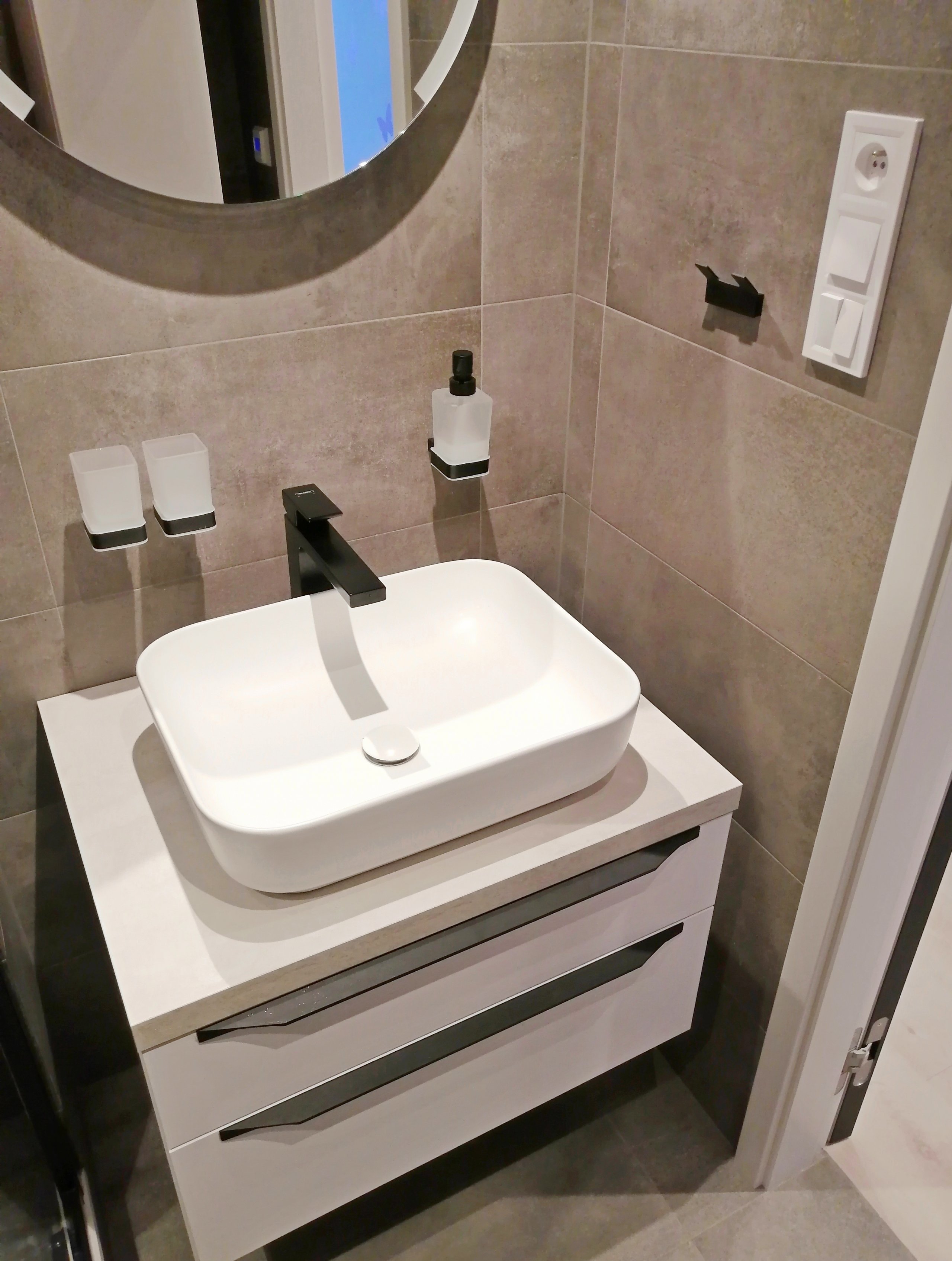 MODERNIZACE POVRCHŮ A VYBAVENÍ - KUCHYNĚ A KOUPELNA S WC
Poměrně veliký byt pro čtyřčlennou rodinu potřeboval již tzv. nový kabát. Klient požadoval bílé dveře,…