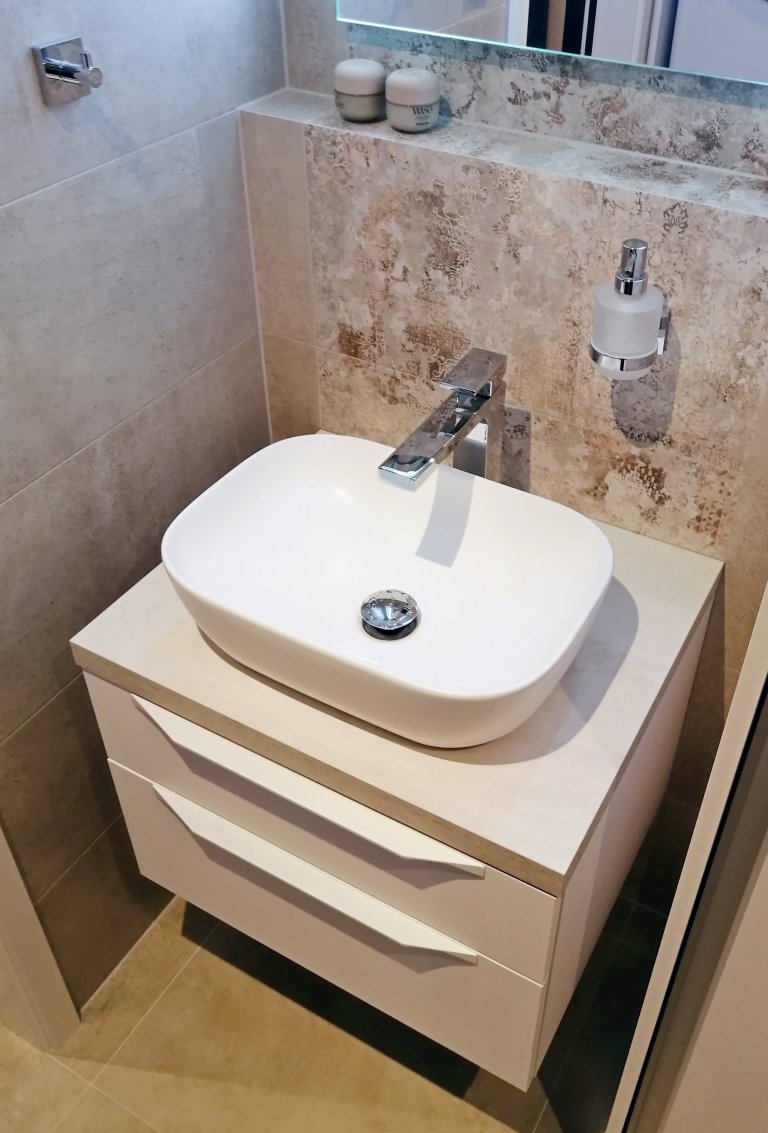 MODERNIZACE POVRCHŮ A VYBAVENÍ - KUCHYNĚ A KOUPELNA S WC
Poměrně veliký byt pro čtyřčlennou rodinu potřeboval již tzv. nový kabát. Klient požadoval bílé dveře,…
