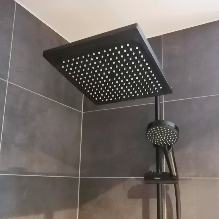 MODERNIZACE POVRCHŮ A VYBAVENÍ - KUCHYNĚ A KOUPELNA S WC
Poměrně veliký byt pro čtyřčlennou rodinu potřeboval již tzv. nový kabát. Klient požadoval bílé dveře,…