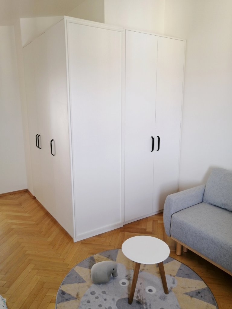 NÁVRH LOŽNICE A DĚTSKÉHO POKOJE S NÁDHERNÝM VÝHLEDEM NA PRAHU
V tomto projektu šlo především o vhodný návrh uspořádání nábytku. V horním patře mezonetového…