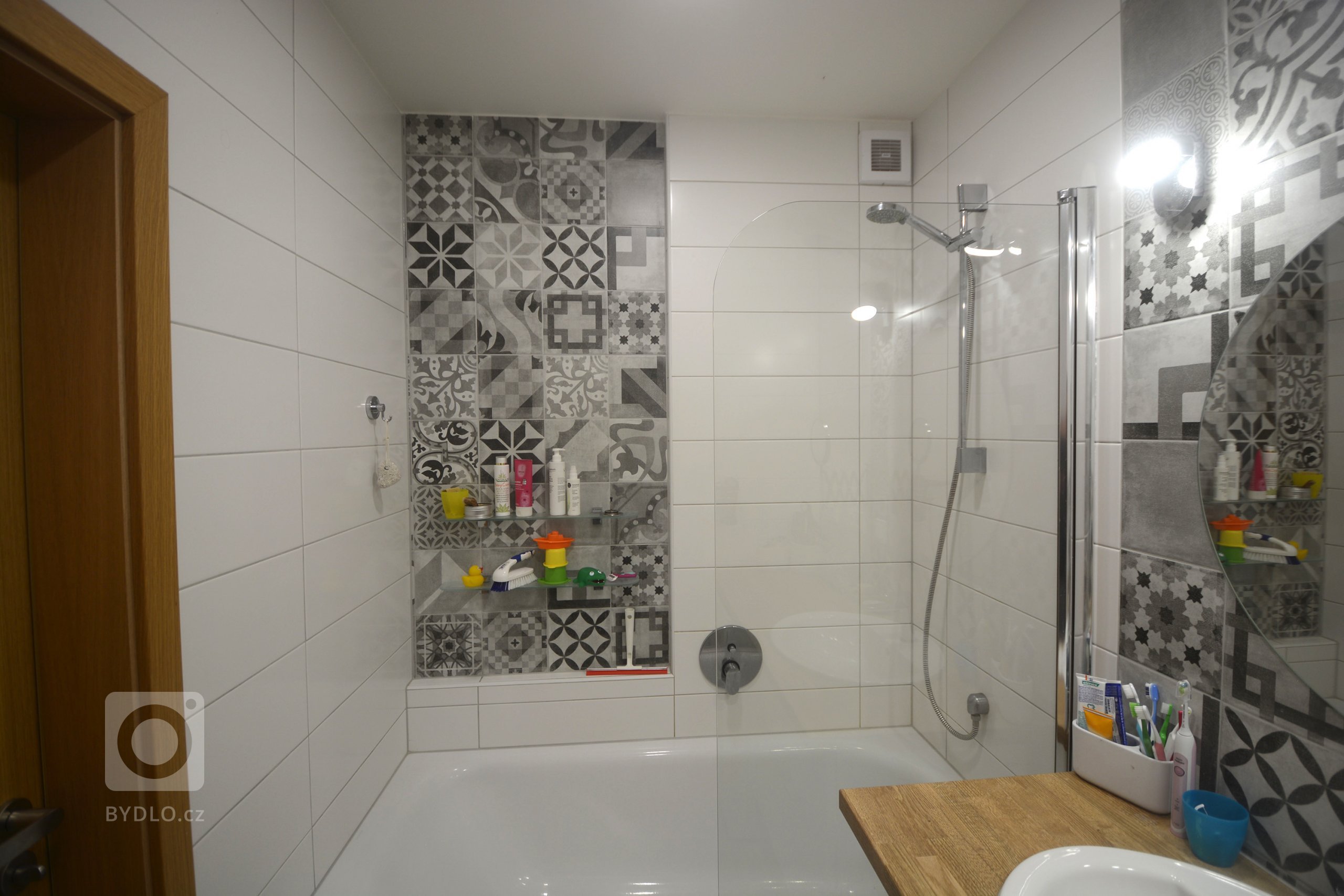 Nika se skleněnými policemi pro odkládání šamponů