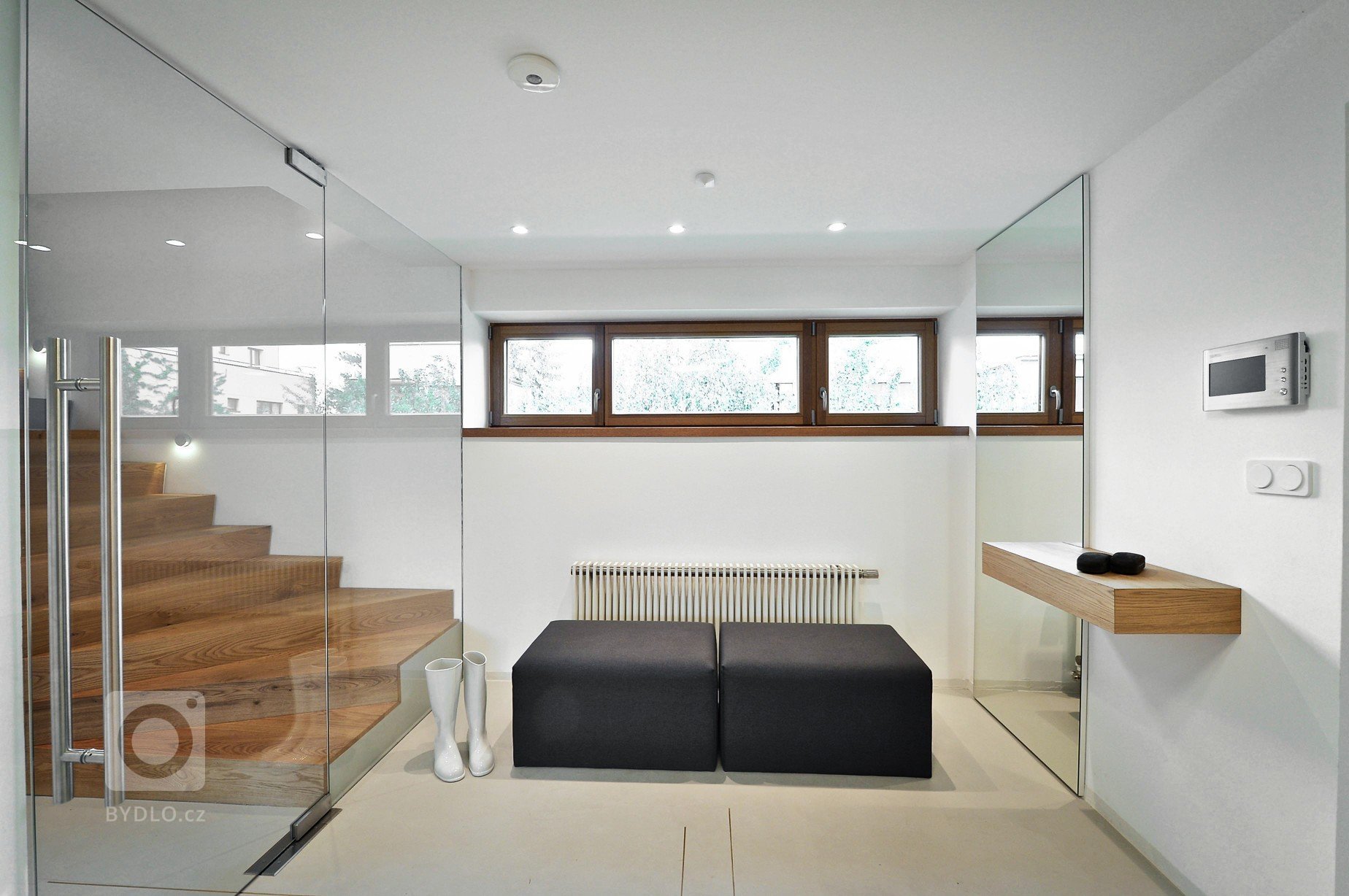 vstupní prostor x keramické gumovky od Maxima Velčovského