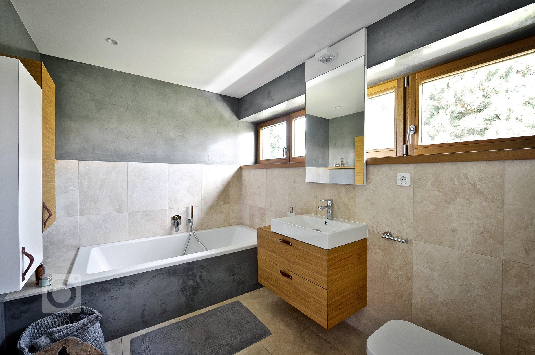 Návrh interiéru jedinečné funkcionalistické vily. Kouzlu takového domu architekt snadno podlehne, práce se tak stala výzvou.

Vila již dříve prodělala drobné…