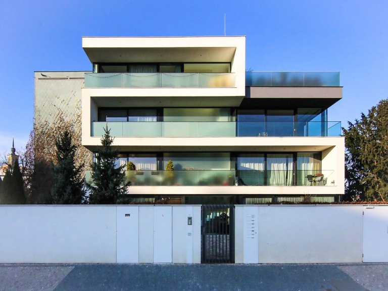 Rezidenční projekt v Pražské Bubenči navržený ve spoluprácí s architektem Martinem Sladkým.&nbsp; Moderní vilu tvoří 2 prolnuté kvádry. První je celoprosklený…