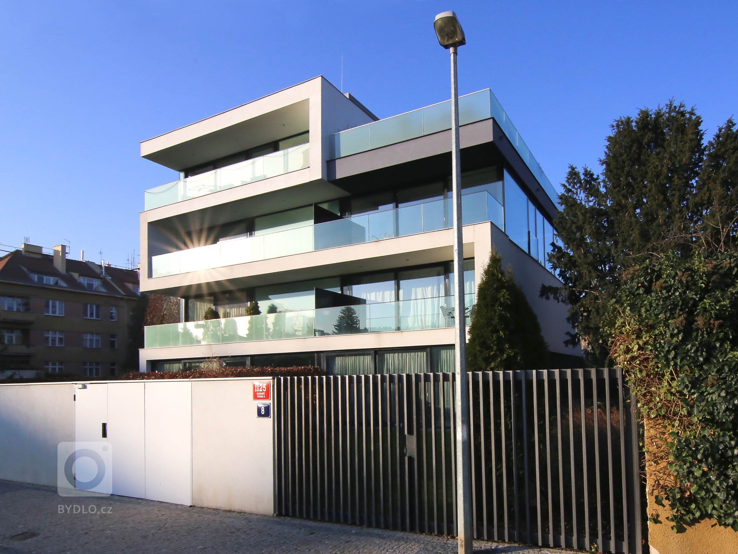 Rezidenční projekt v Pražské Bubenči navržený ve spoluprácí s architektem Martinem Sladkým.&nbsp; Moderní vilu tvoří 2 prolnuté kvádry. První je celoprosklený…