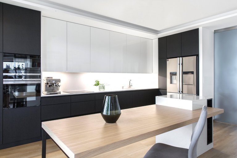 Jedná se o&nbsp; interiér dvojpodlažní vily v Horoměřicích. Celým domem se prolíná jednoduché minimalistické pojetí. Hlavní obytný prostor je hodně vzdušný,…