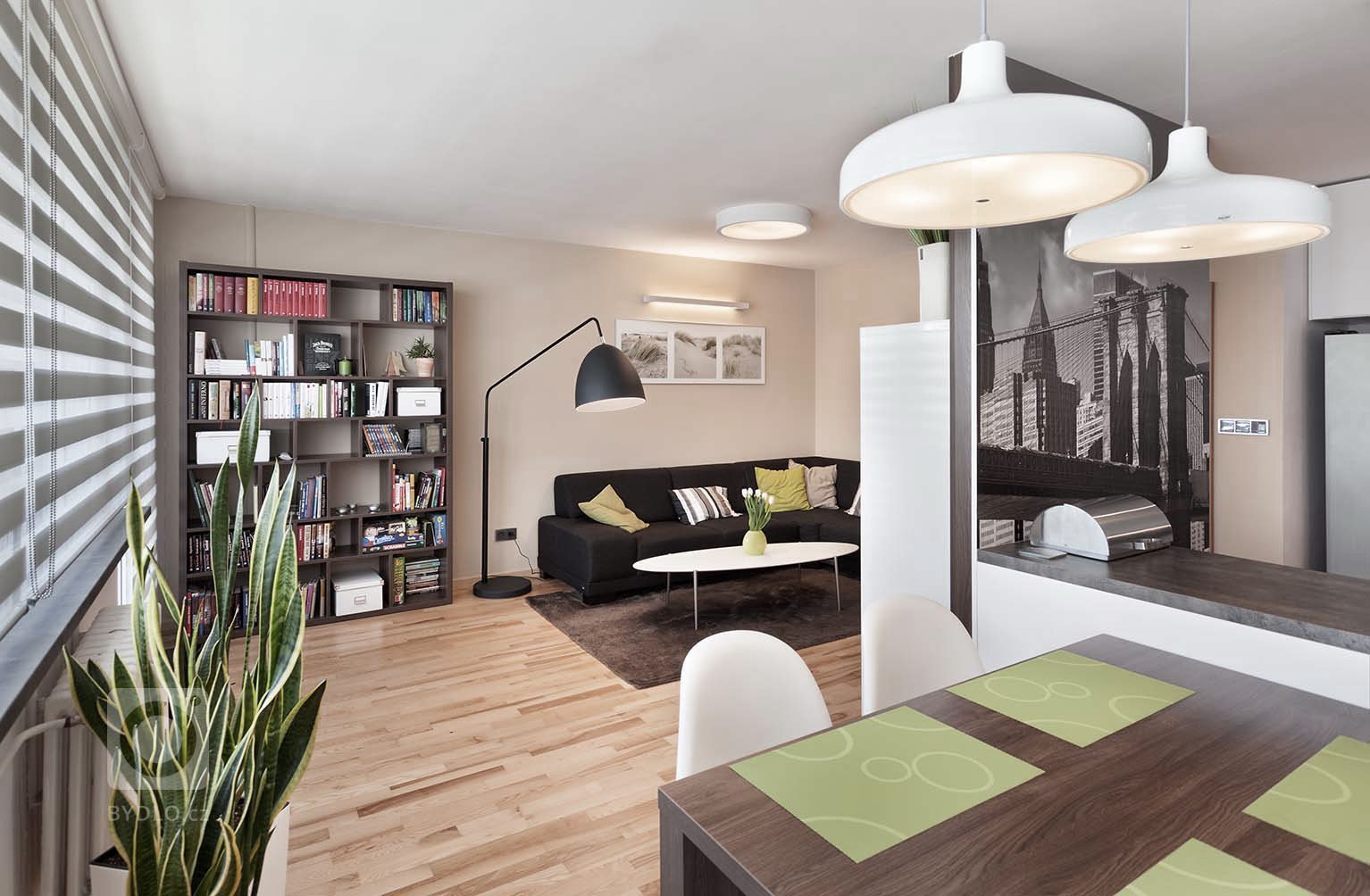 Mladý pár chtěl navrhnout komplet celý byt 2 kk o rozloze 70 m2. Hlavní obytným prostorem je spojená kuchyně s obývací částí, kde předěl vytváří středová stěna…