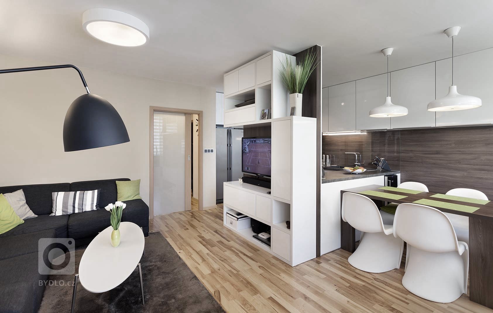 Mladý pár chtěl navrhnout komplet celý byt 2 kk o rozloze 70 m2. Hlavní obytným prostorem je spojená kuchyně s obývací částí, kde předěl vytváří středová stěna…