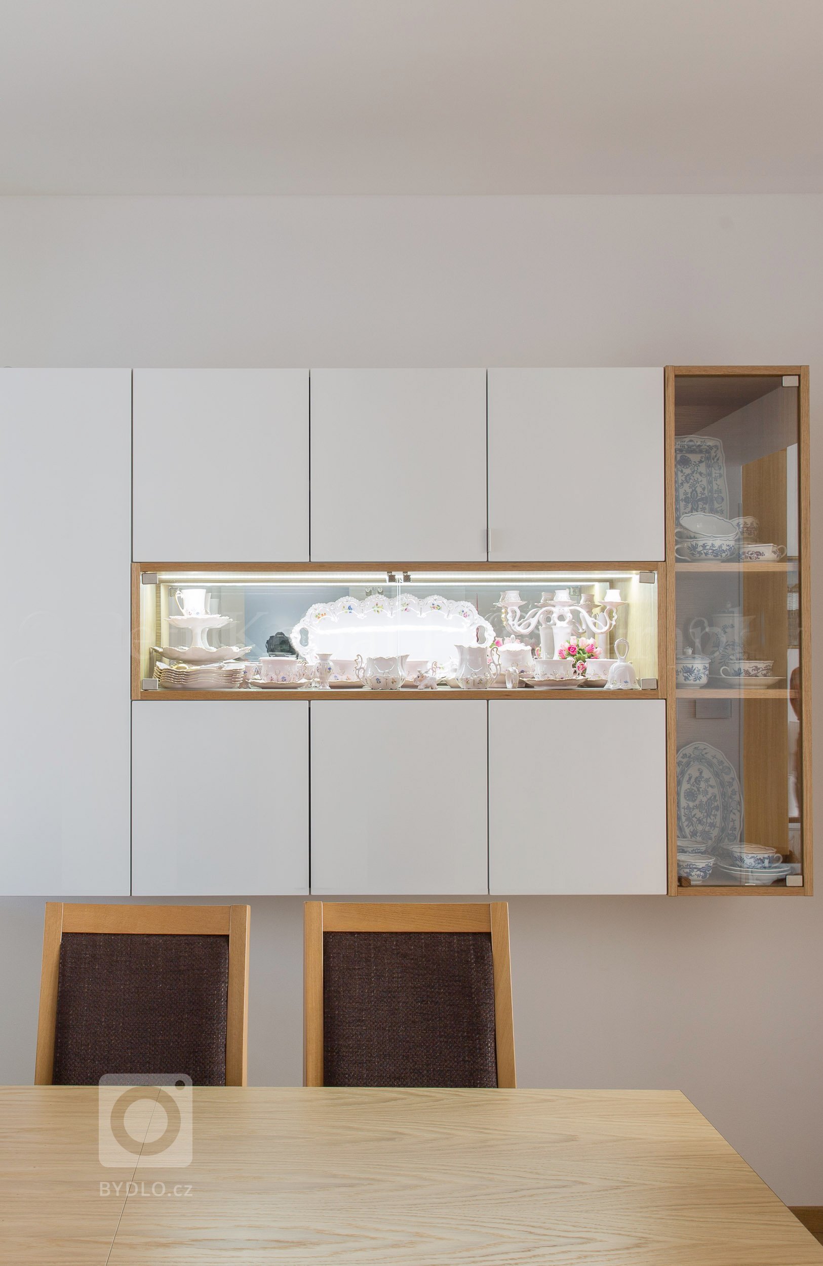 Interiér přízemí rodinného domku v Modřanech.&nbsp; Starší pár chtěl zrekonstruovat část domku, kde dlouho bydlela jejich babička. Obývací pokoj a kuchyň jsme…