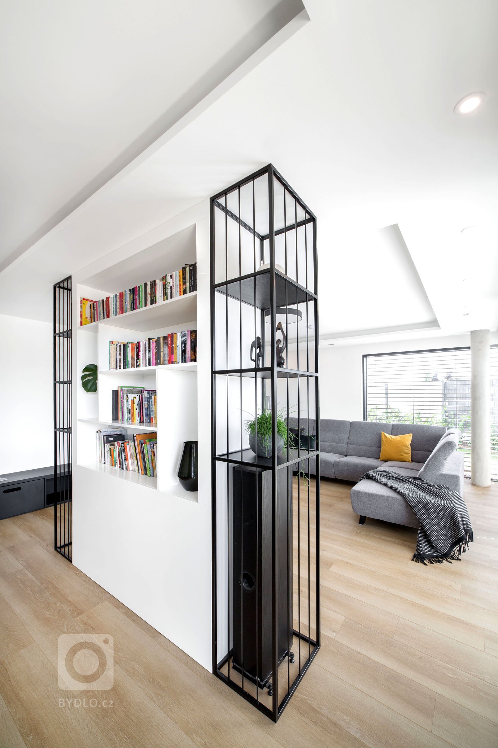 Jedná se o&nbsp; interiér dvojpodlažní vily v Horoměřicích. Celým domem se prolíná jednoduché minimalistické pojetí. Hlavní obytný prostor je hodně vzdušný,…