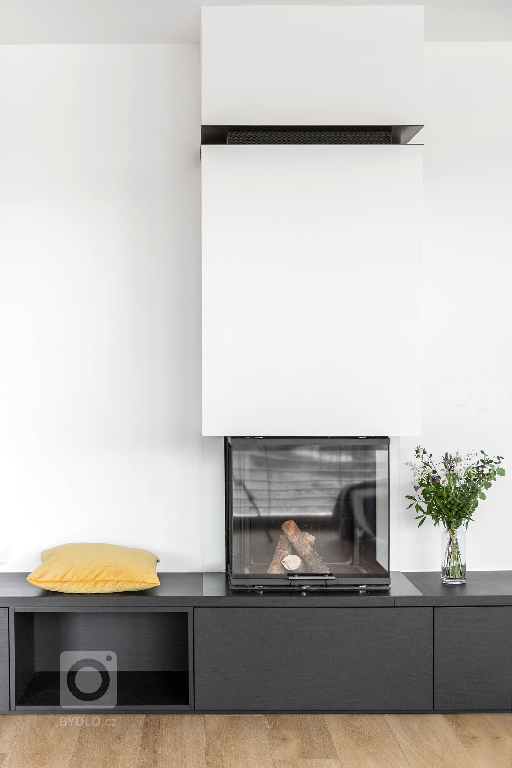 Jedná se o&nbsp; interiér dvojpodlažní vily v Horoměřicích. Celým domem se prolíná jednoduché minimalistické pojetí. Hlavní obytný prostor je hodně vzdušný,…