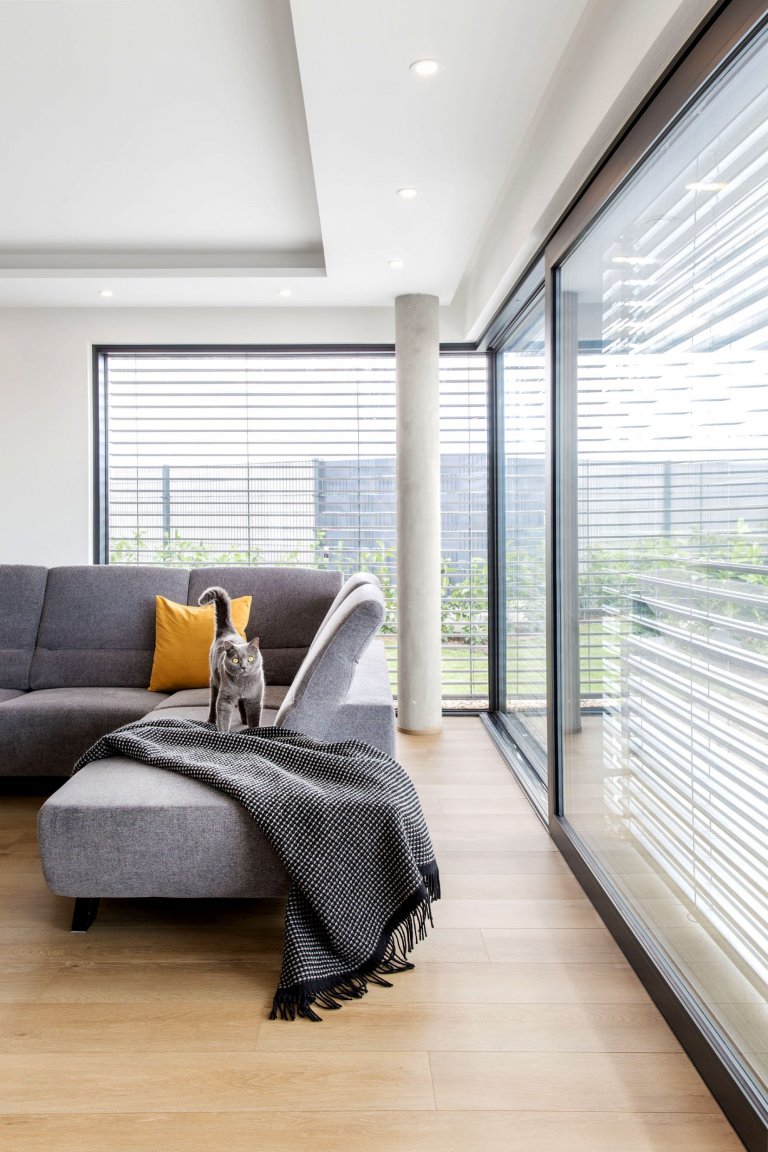 Jedná se o&nbsp; interiér dvojpodlažní vily v Horoměřicích. Celým domem se prolíná jednoduché minimalistické pojetí. Hlavní obytný prostor je hodně vzdušný,…