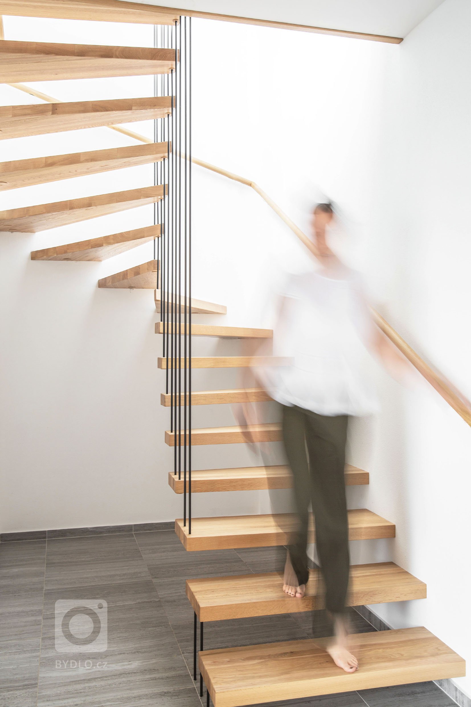 Jedná se o&nbsp; interiér dvojpodlažní vily v Horoměřicích. Celým domem se prolíná jednoduché minimalistické pojetí. Hlavní obytný prostor je hodně vzdušný,…