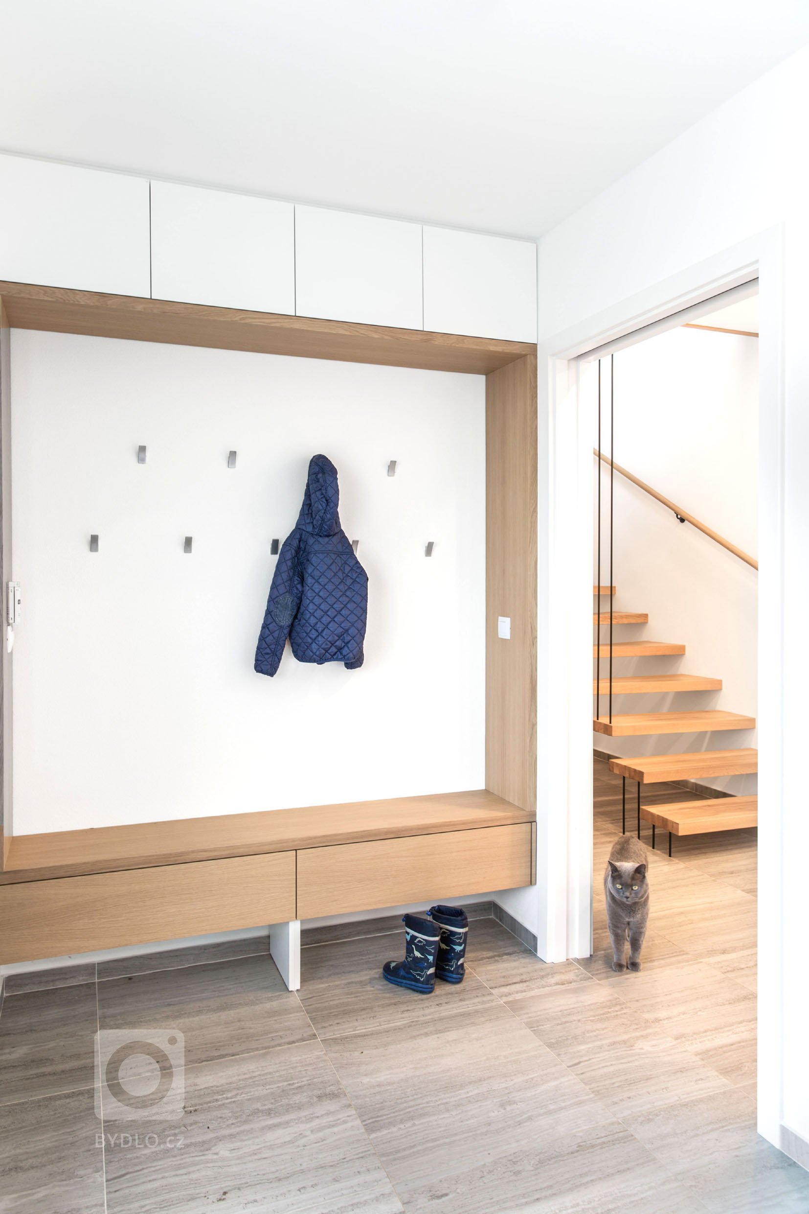 Jedná se o&nbsp; interiér dvojpodlažní vily v Horoměřicích. Celým domem se prolíná jednoduché minimalistické pojetí. Hlavní obytný prostor je hodně vzdušný,…