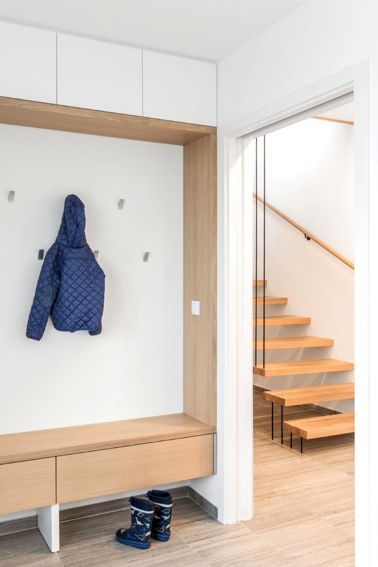 Jedná se o&nbsp; interiér dvojpodlažní vily v Horoměřicích. Celým domem se prolíná jednoduché minimalistické pojetí. Hlavní obytný prostor je hodně vzdušný,…