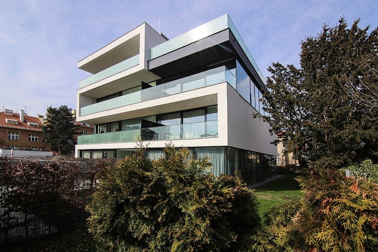 Rezidenční projekt v Pražské Bubenči navržený ve spoluprácí s architektem Martinem Sladkým.&nbsp; Moderní vilu tvoří 2 prolnuté kvádry. První je celoprosklený…