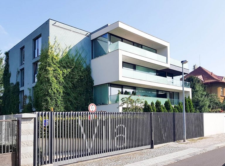 Rezidenční projekt v Pražské Bubenči navržený ve spoluprácí s architektem Martinem Sladkým.&nbsp; Moderní vilu tvoří 2 prolnuté kvádry. První je celoprosklený…