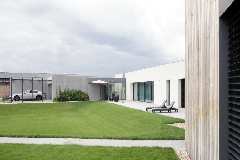 Dům je rozložen do několika jasně čitelných hmot. Otevírá se velkým prosklením na jih do zahrady. Jedná se o moderní architekturu, plně vybavenou současnými…