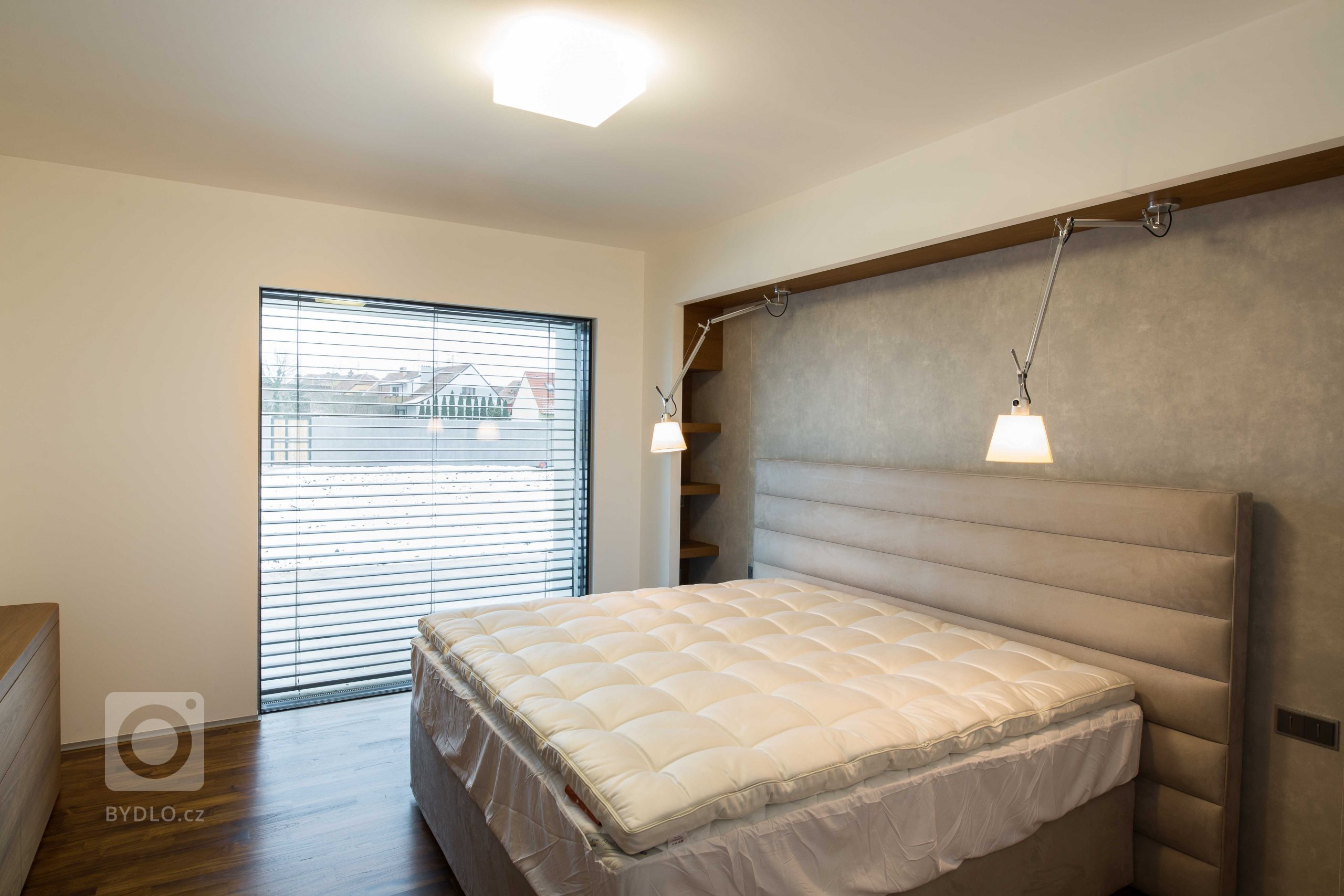 Dům je rozložen do několika jasně čitelných hmot. Otevírá se velkým prosklením na jih do zahrady. Jedná se o moderní architekturu, plně vybavenou současnými…