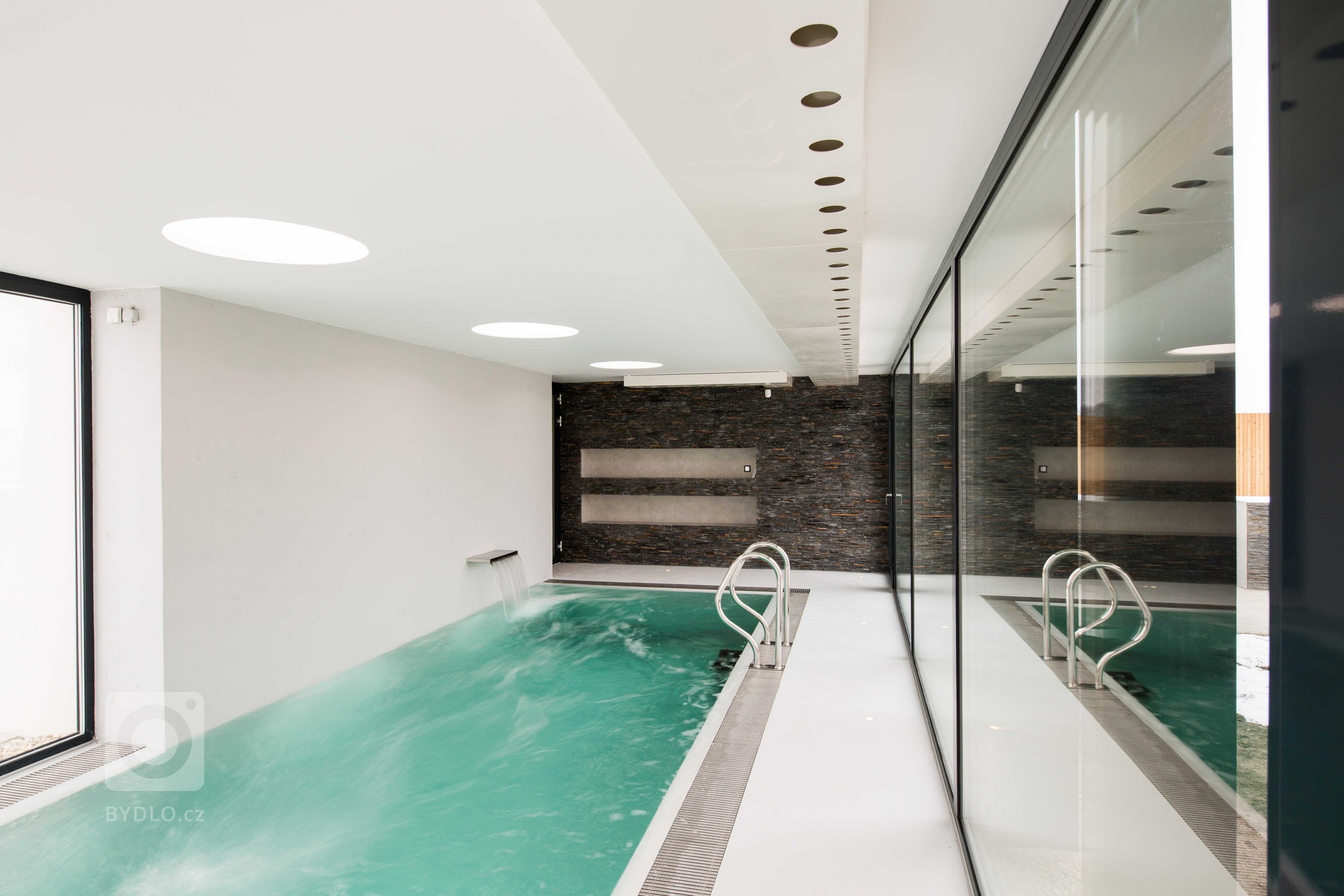 Dům je rozložen do několika jasně čitelných hmot. Otevírá se velkým prosklením na jih do zahrady. Jedná se o moderní architekturu, plně vybavenou současnými…